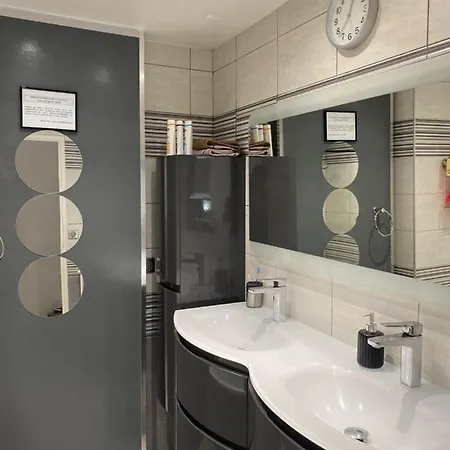 Zola 2 Guest house